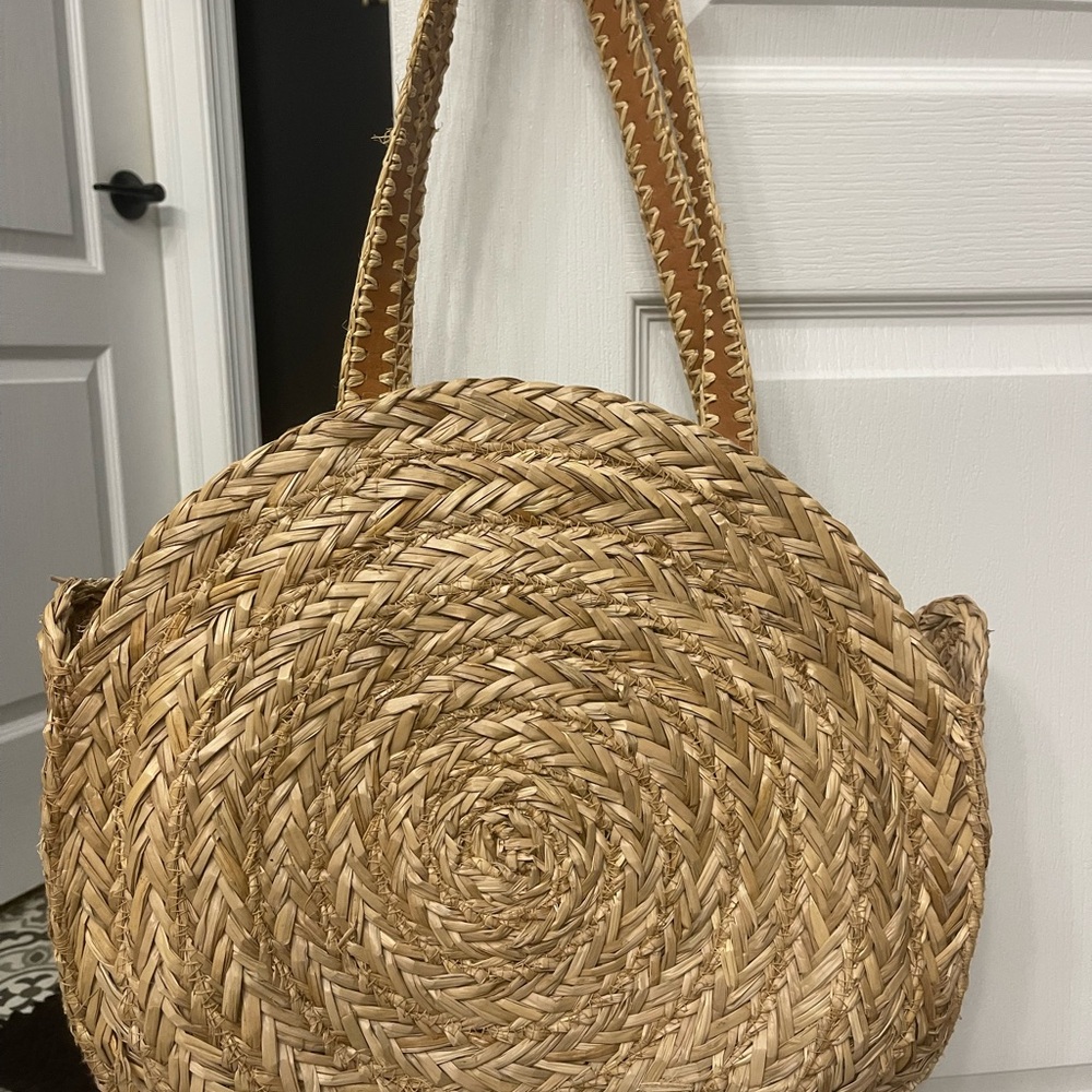 Round Straw Tote Bag - Natural Straw !!